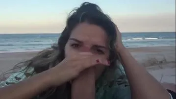 Vídeo pornô de boquete na praia com garganta pov