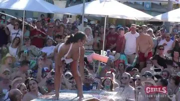 Key west fest sluts insane pussy twerk pool party vídeo pornô