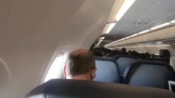 Vídeo pornô de boquete em avião público