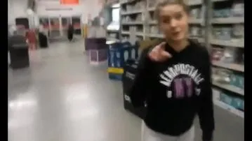 Garota estranha é chupada no walmart vídeo pornô