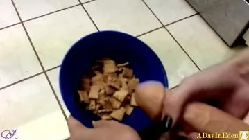 Fantasias futanari e gozando no meu cereal vídeo pornô