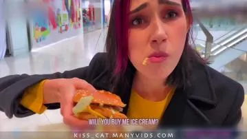 Boquete arriscado no provador do big mac vídeo pornô