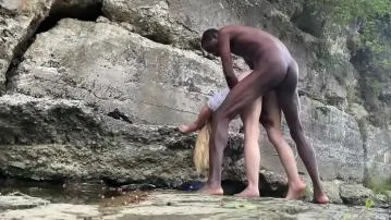 Vídeo pornô de pré-visualização da caminhada do casal interracial de bigdaddykj